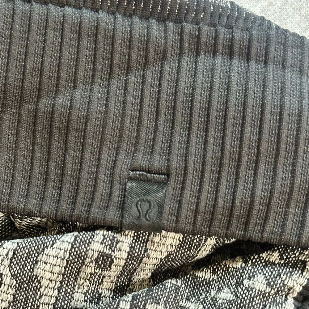 Sz 8 Lululemon Rest Less Pullover black grey print combo crew neck layer stretch - Picture 10 of 10